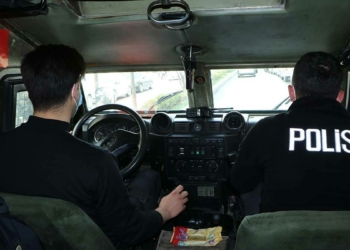 Hakkari'de polis zırhlı araçlardan uyarı yapıyor