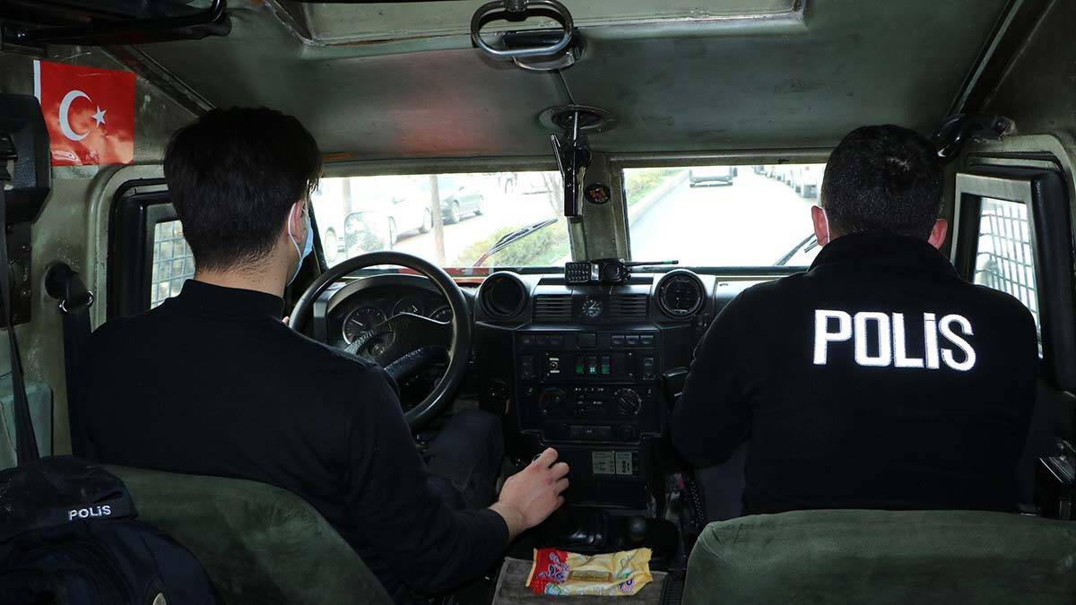 Hakkari'de polis zırhlı araçlardan uyarı yapıyor