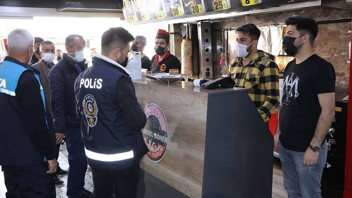 Hakkari'de polis zırhlı araçlardan uyarı yapıyor