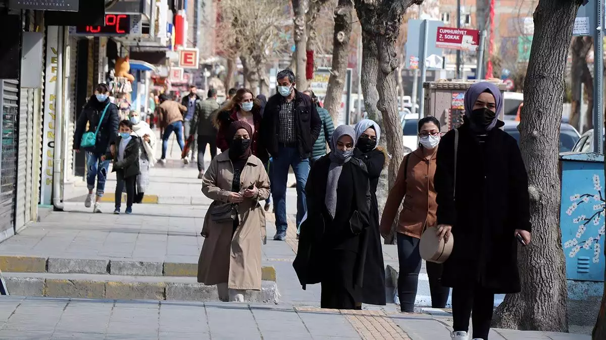 'orta riskli' iller arasında bulunan van, hakkari ve bitlis'te bu hafta vaka artışı devam ediyor. Van'daki vaka artışı esnaf ve vatandaşları tedirgin etti.