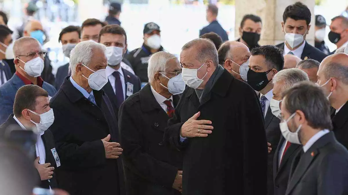 Ankara'da tedavi gördüğü hastanede yaşamını yitiren türkiye cumhuriyeti 20'nci başbakanı yıldırım akbulut, tbmm'de ve ahmet hamdi akseki camii'nde düzenlenen törenlerin ardından son yolculuğuna uğurlandı.