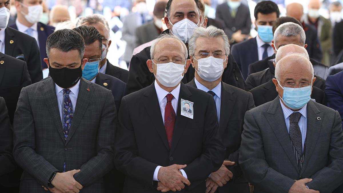 Ankara'da tedavi gördüğü hastanede yaşamını yitiren Türkiye Cumhuriyeti 20'nci Başbakanı Yıldırım Akbulut son yolculuğuna uğurlandı.