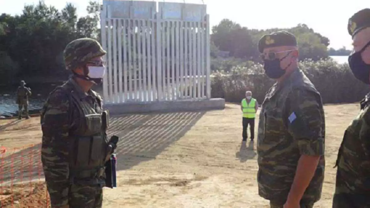 Yunanistan'ın türkiye sınırındaki 27 km'lik çit projesi şantiyesinde işçiler 4 aydır maaşlarını düzenli olarak alamadıkları gerekçesi ile isyan ettiler.