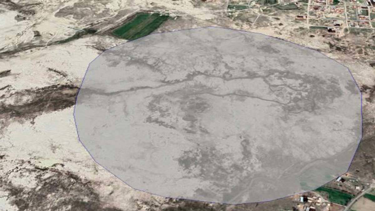 Konya'nın Karapınar ilçesinde, yer altı sularının çekilip, toprağın çökmesiyle meydana gelen 1 kilometrelik alanda 100'ün üzerinde obruk tespit edildi.