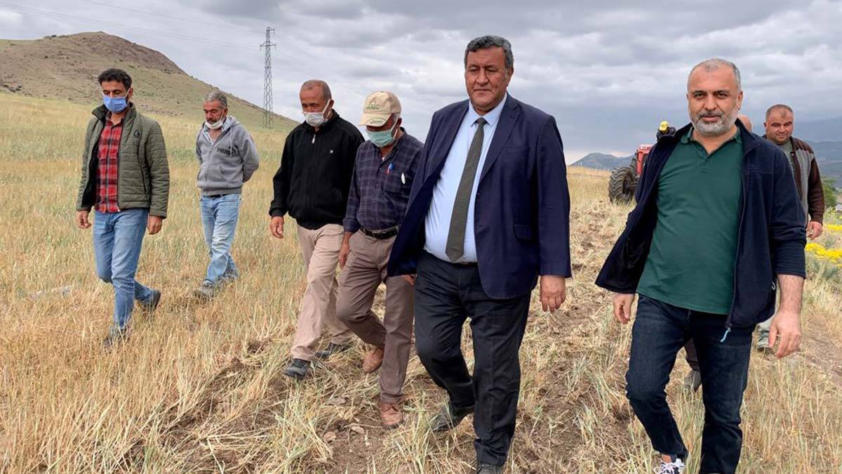 CHP Niğde Milletvekili Ömer Fethi Gürer, Buğday tarlalarında göz yaşartan manzarayla karşılaştı, kuraklık çiftçiyi kuruttu dedi.