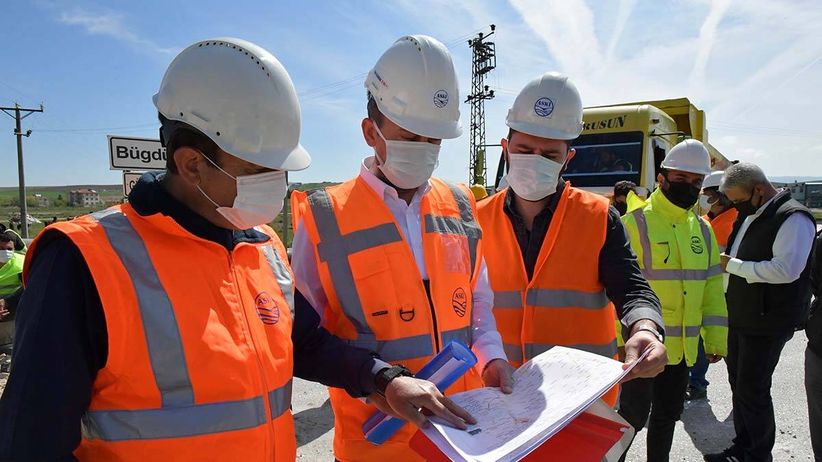 ASKİ tarafından 2017'de onaylanan proje hayata geçiyor “Çubuk ve Akyurt İlçeleri Arası İçme Suyu İsale Hattı Yapım İşi” için ilk kazmayı vurdu.
