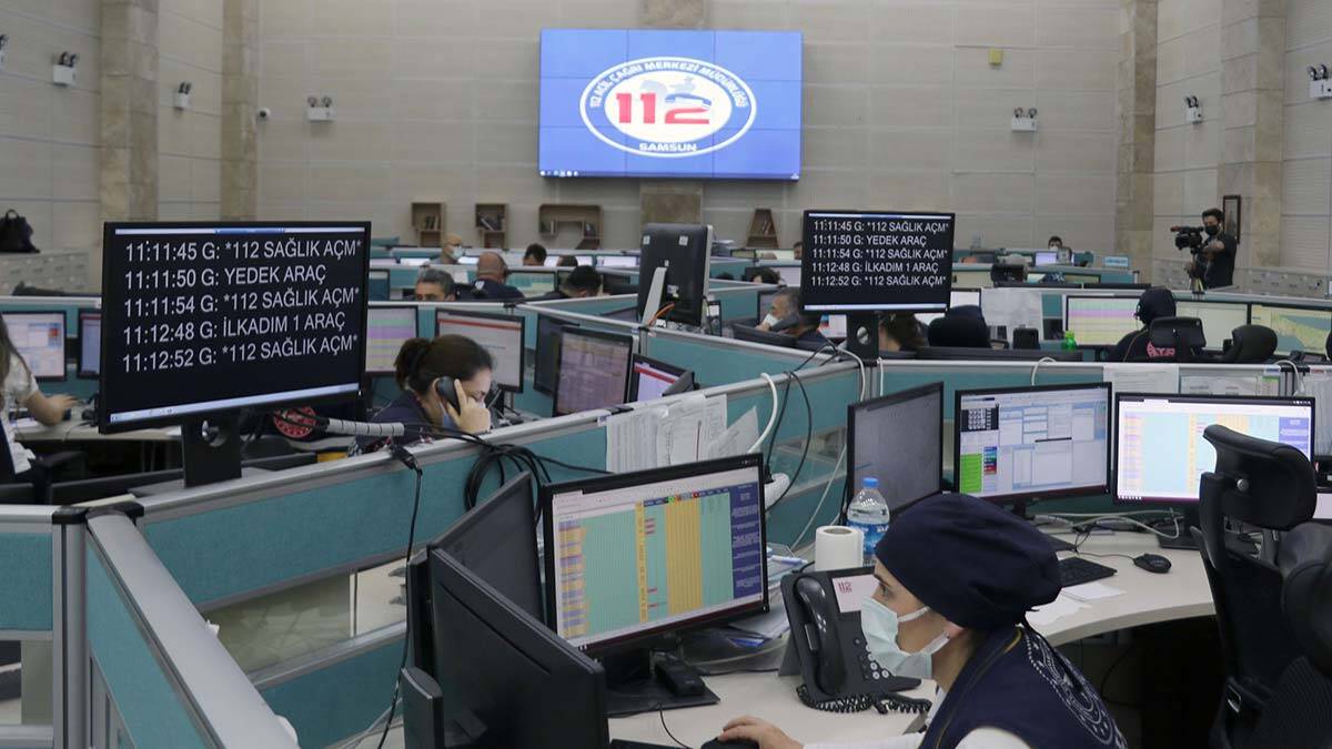 Sağlık hizmeti için zamanla yarışan 112 sağlık görevlileri zor anlar yaşıyor. 112’ye ‘elektrik kesildi, su akmıyor, trafik ne zaman açılır’ çağrıları geliyor.