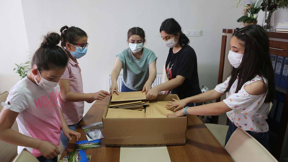 Tunceli Aile ve Sosyal Hizmetler İl Müdürlüğü'ne bağlı evlerde kalan çocuklar, unutulan bayram kartpostalı geleneğini gün yüzüne çıkardı.