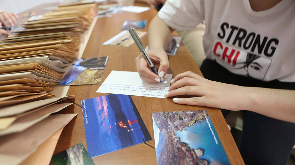 Bayram kartpostalı geleneğini gün yüzüne çıktı