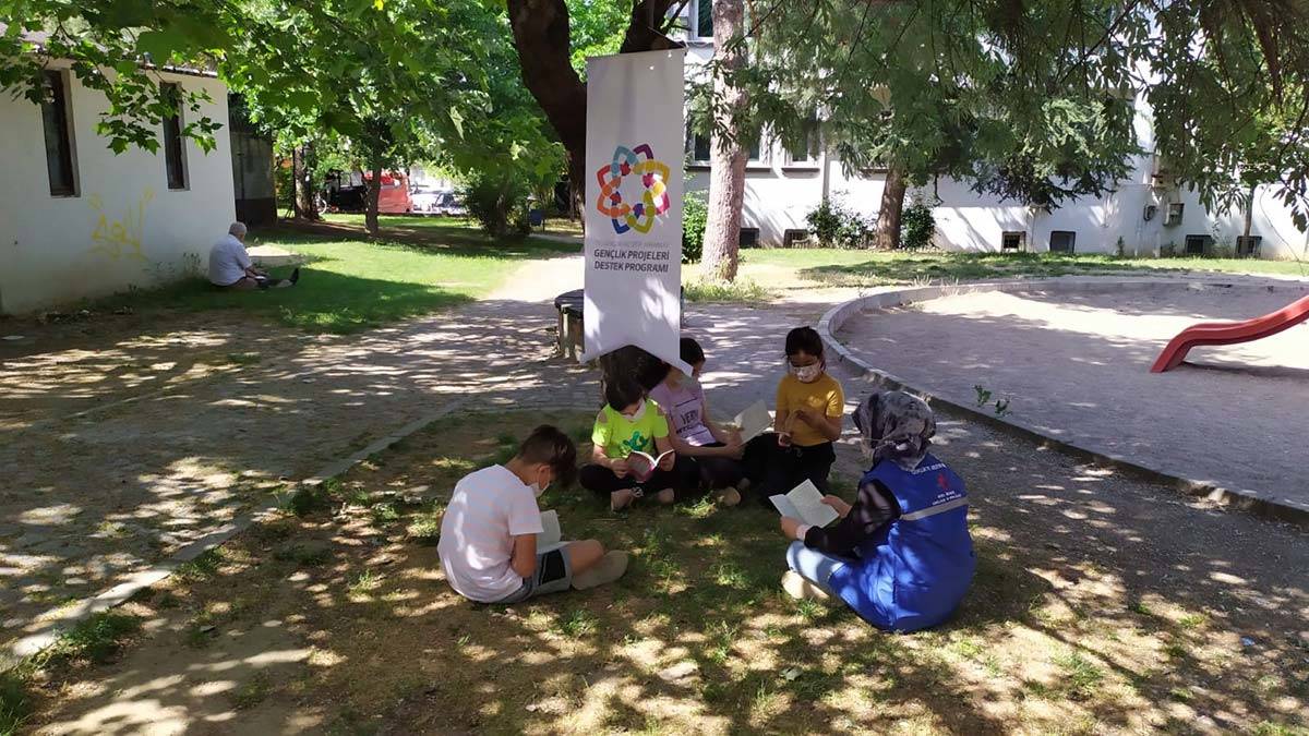 Gezici Kütüphane Projesi kapsamında farklı üniversitelerde öğrenim gören gönüllü gençler dağ köylerinde çocuklarla kitap okuyor.