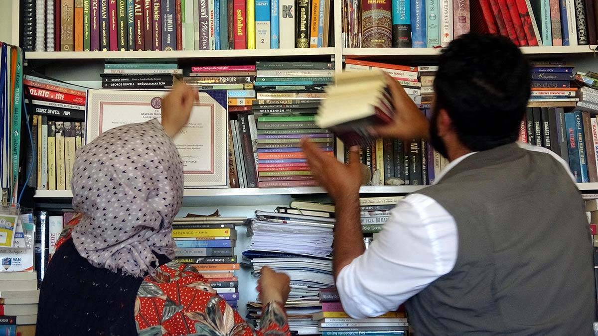 Van’da fotoğrafçılık eğitimi sırasında tanışıp evlenen Hülya (30) ve İnan Bozkayar (29) çifti, Türkiye turuna çıkıp 81 kenti gezdiler şimdi çiftçiler.