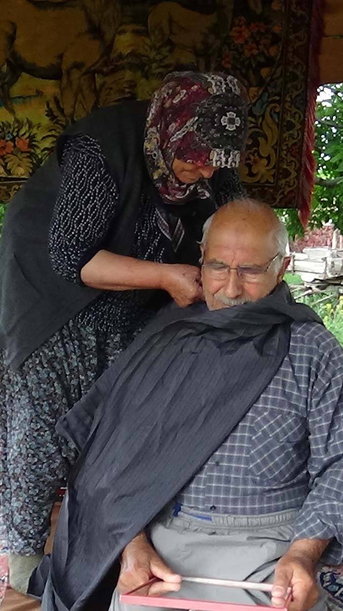 32 yıldır eşine kuaförlük yapıyor