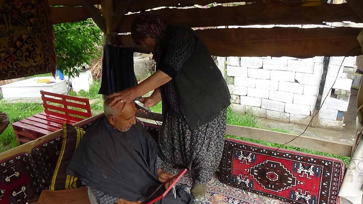 32 yıldır eşine kuaförlük yapıyor