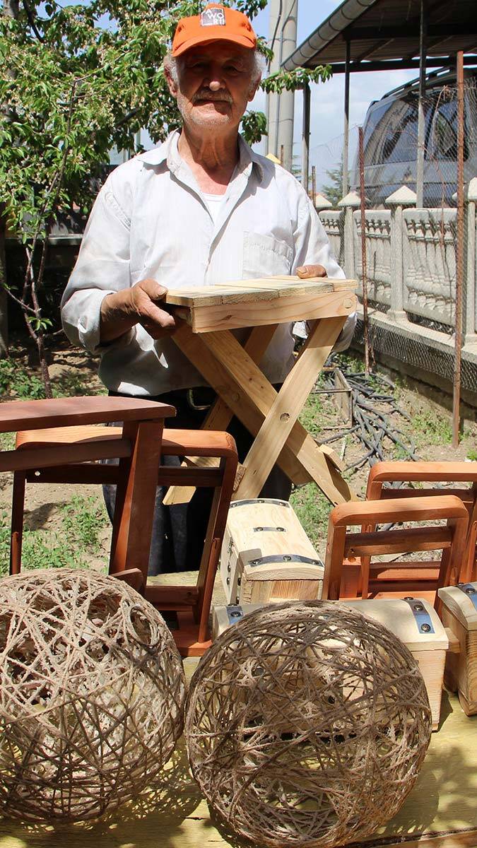 36 yıldır ağaç tomruklarına hayat veriyor