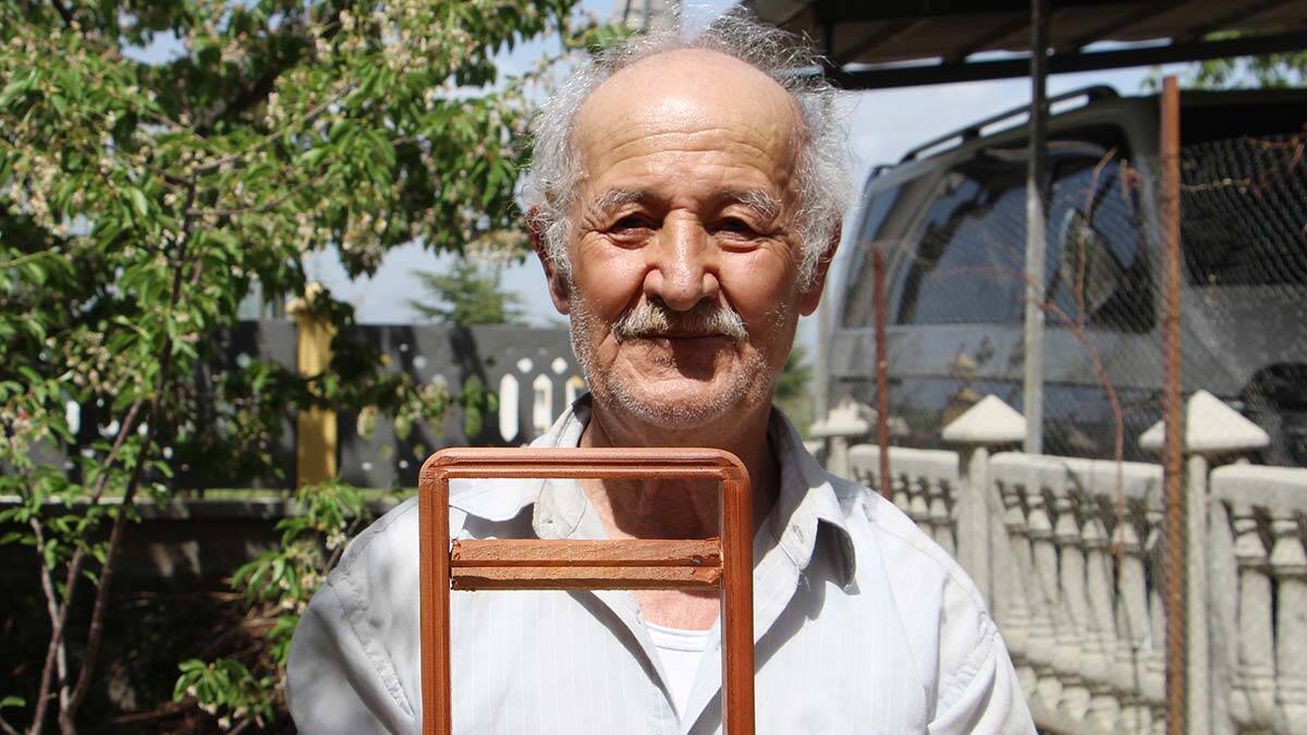 Şeritli hizar, planya, ağaç tornası ve birkaç makine alan Mehmet Tatar (76), 36 yıldır ağaç tomruklarına hayat veriyor.