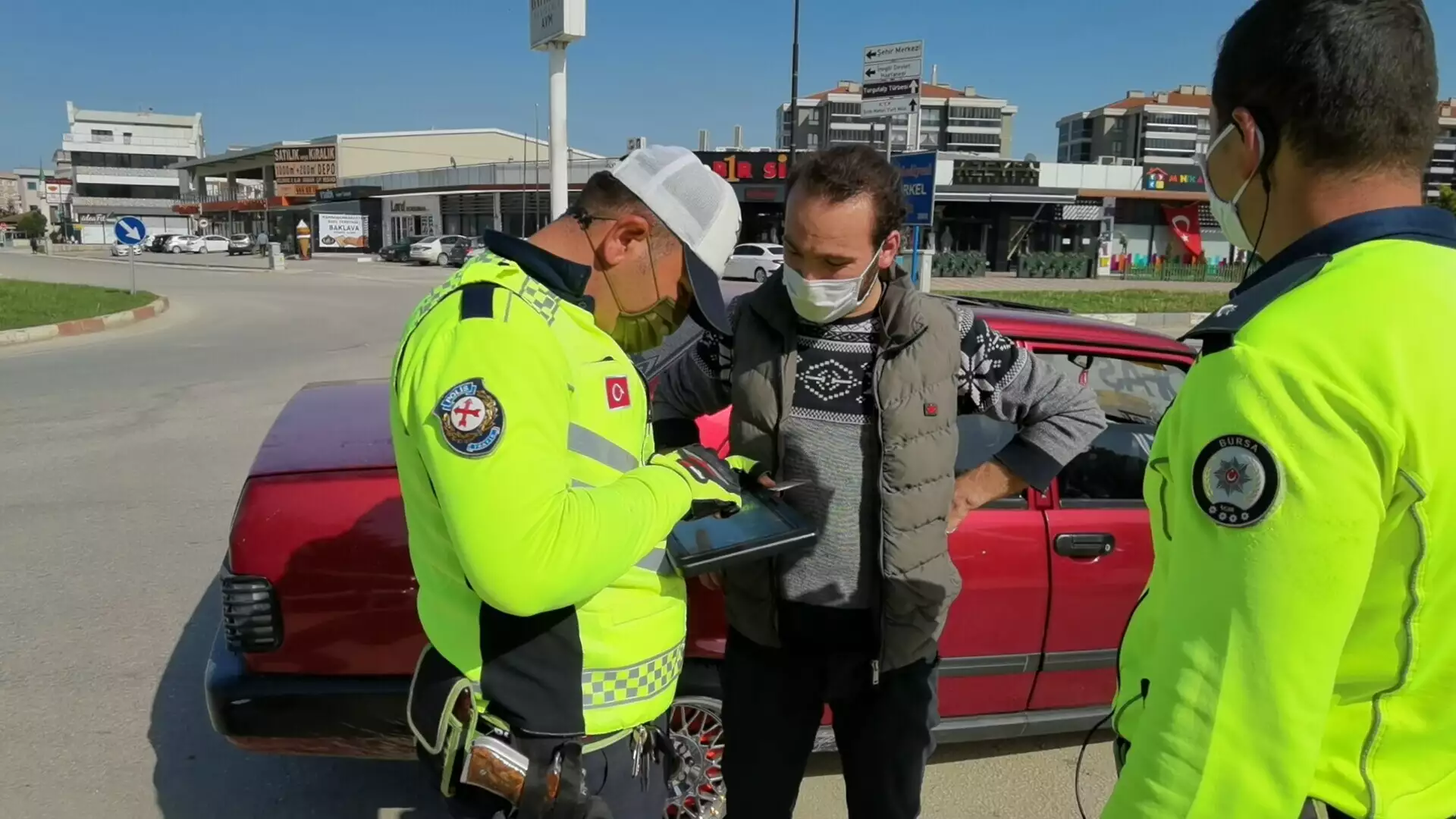 Bursa’da polis ekiplerince düzenlenen dron destekli asayiş uygulamasında, modifiye ettiği otomobiliyle 2'nci kez ceza yedi.