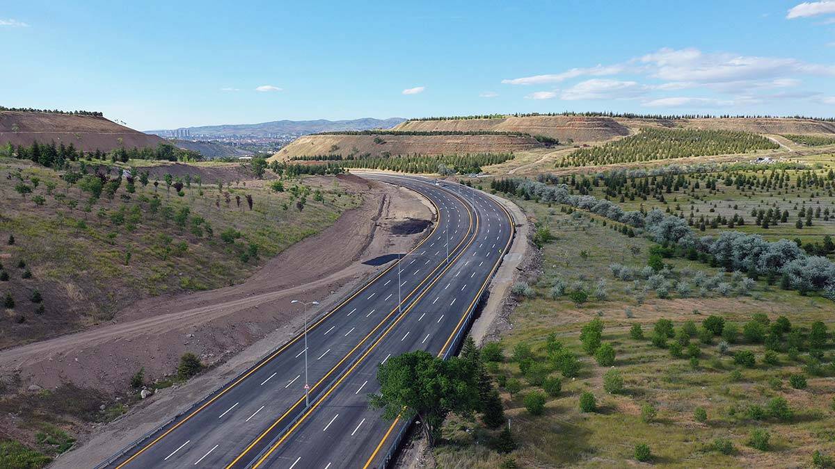 Ankara Büyükşehir Belediyesi, Ankara Bulvarı ile Sabancı Bulvarı’nı birbirine bağlayan ve toplam 6 şeritten oluşan bağlantı yolunu trafiğe açtı.