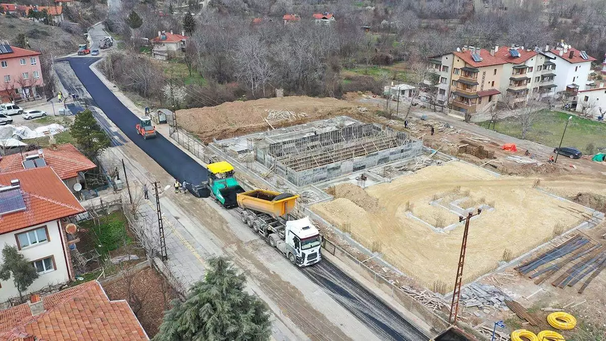 Ankara büyükşehir belediyesi, 17 günlük tam kapanma sürecinin başlamasıyla birlikte başkent genelinde asfalt serim seferberliği ilan etti.