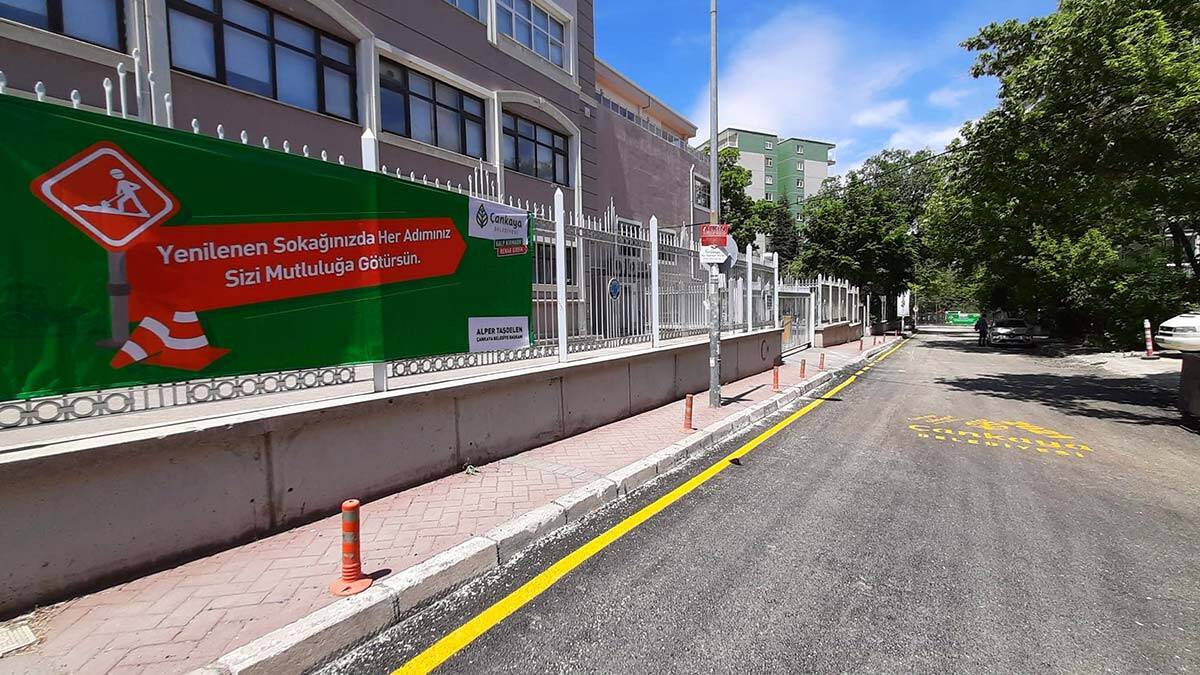 Pandemi koşullarında vatandaşlara aralıksız hizmet götürmeyi sürdüren Çankaya Belediyesi asfalt sezonuna hızlı başladı.