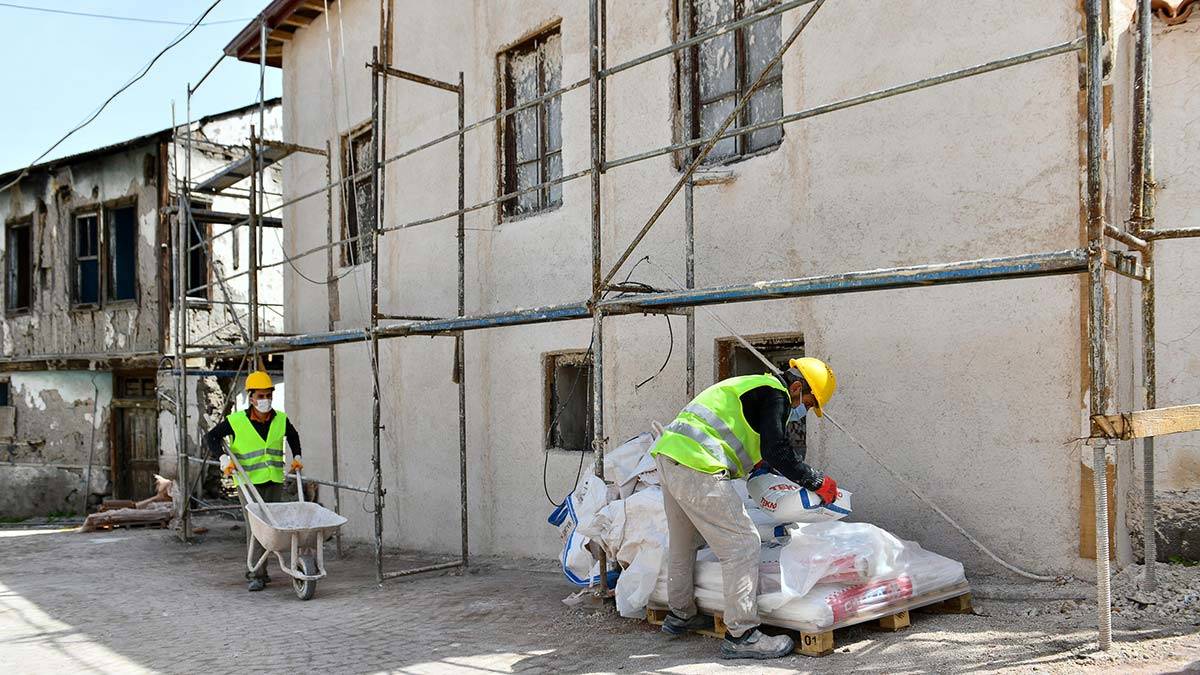 Ankara Kalesi'nin restorasyon çalışmaları sürüyor