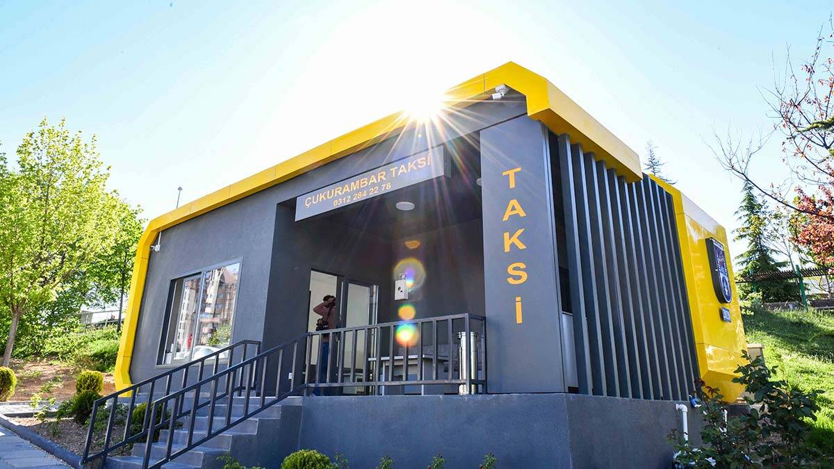 Ankara Büyükşehir Belediye Başkanı Mansur Yavaş, taksici esnafına verdiği bir sözü daha gerçekleştirdi. Yeni tasarım taksi durakları taksici esnafından tam not aldı.