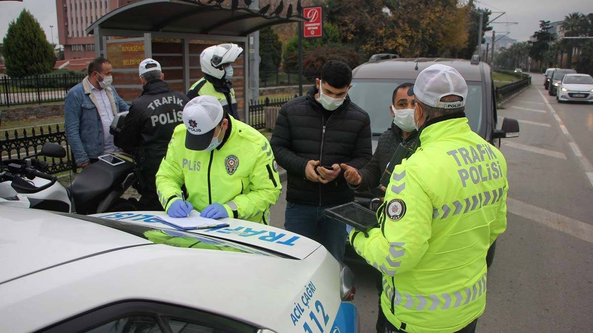 Kısıtlamada izin belgesiz ve emniyet kemersiz araç kullananlara ceza