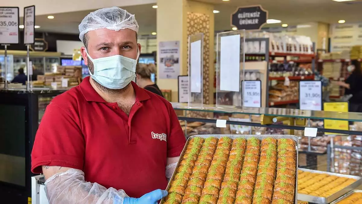 Uygun fiyattan satışa sunulan birbirinden lezzetli tatlılar başkentlilerden yoğun ilgi görüyor. Tam kapanma sürecinde de açık olan başkent marketler, satış mağazaları ve halk ekmek bayilerinde baklavadan güllaca kadar çeşitli tatlılar satışa sunuluyor.