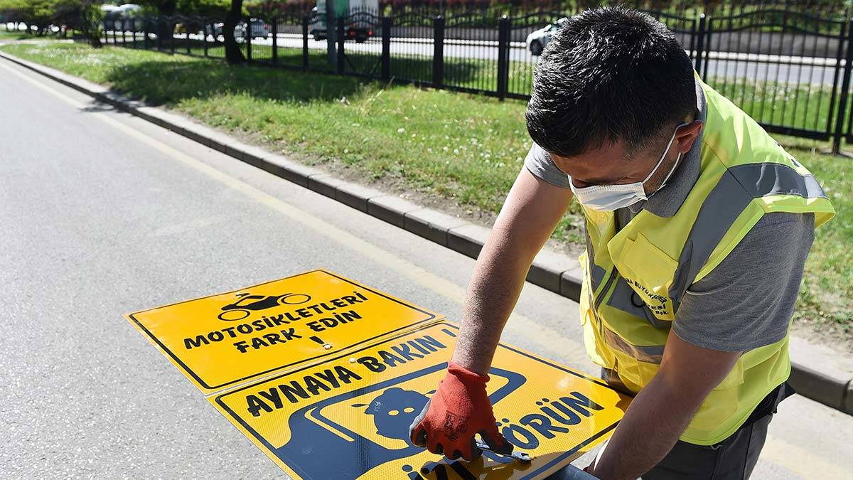 Motosiklet sürücüleri için farkındalık levhaları