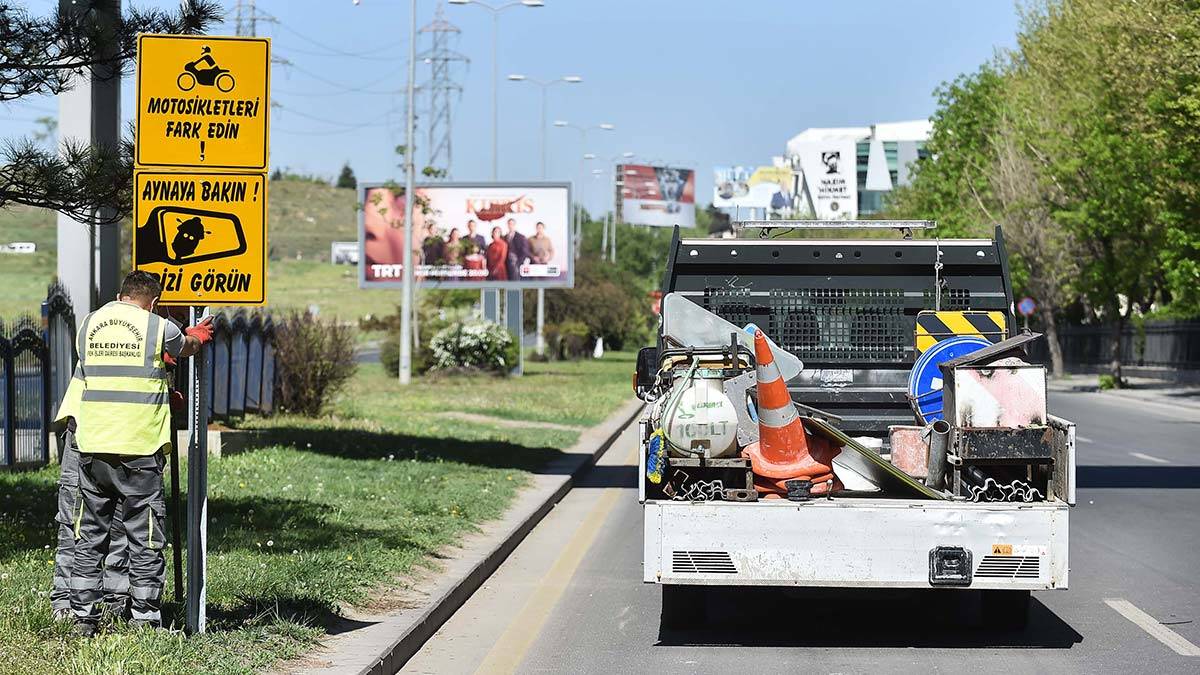 Fen İşleri Daire Başkanlığı Sinyalizasyon Altyapı Şube Müdürlüğü tarafından hazırlanan levhalar; İstanbul, Samsun ve Konya Yolu başta olmak üzere Kazım Karabekir Caddesi ve Başkent Bulvarı’ndaki orta refüjlerdeki geliş-gidiş noktalarına yerleştirildi.