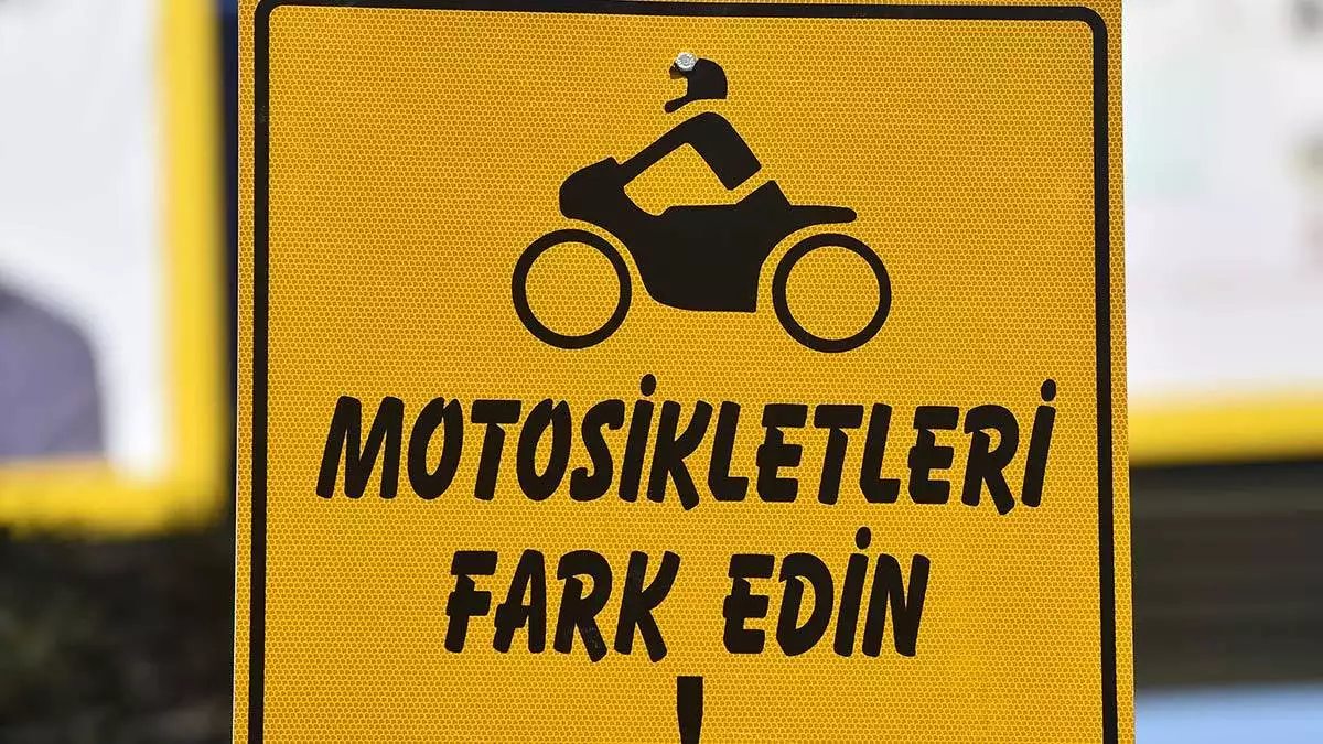 Büyükşehir belediyesi, kazaların önüne geçmek amacıyla motosiklet sürücüleri için farkındalık levhaları yerleştirdi.