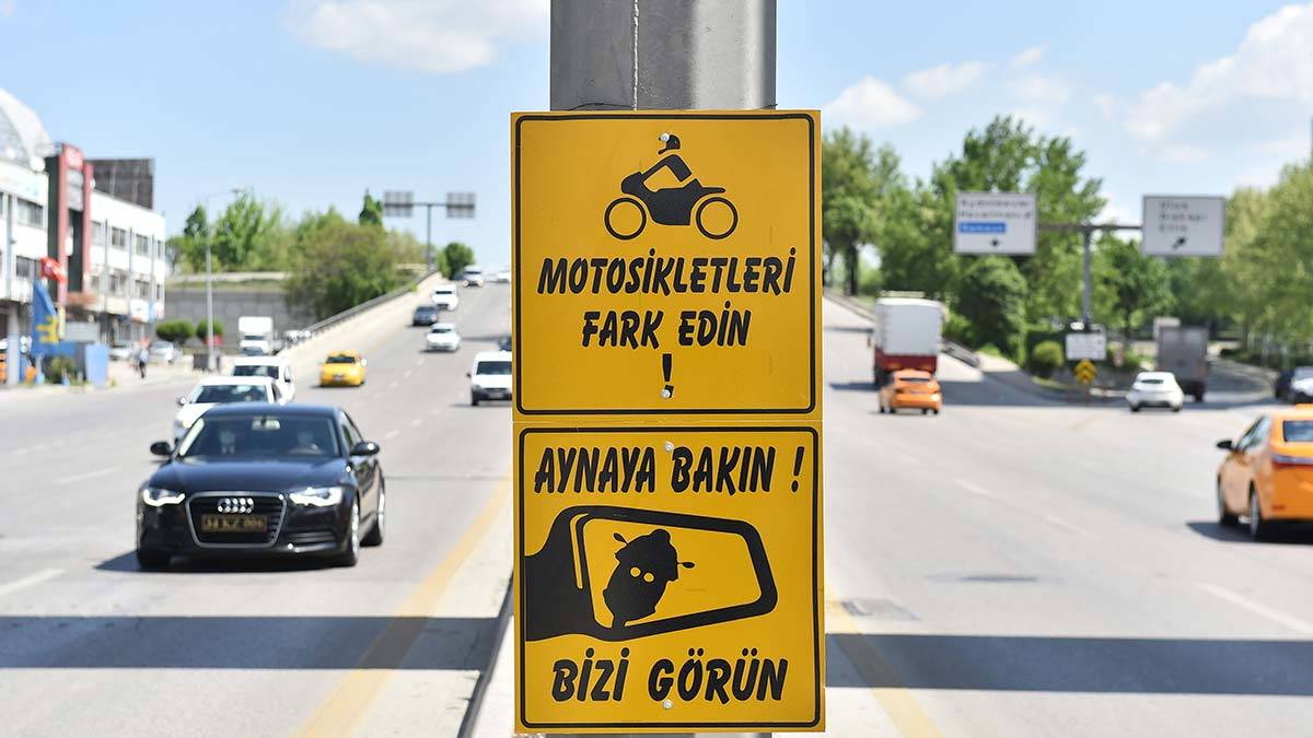 Motosiklet sürücüleri için farkındalık levhaları