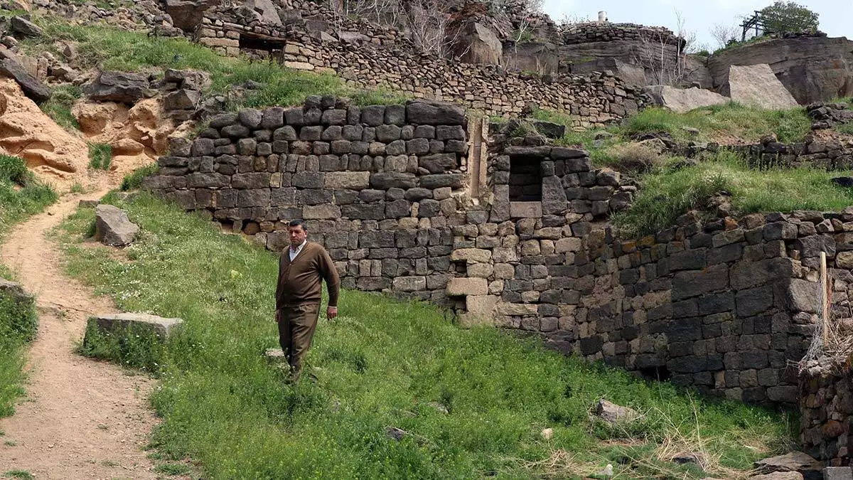 Yamaçta bulunan evden geriye taşlarla örülmüş istimlak duvarı ve bahçe kaldı.