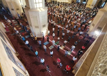 Adana'da sosyal mesafeli bayram namazı