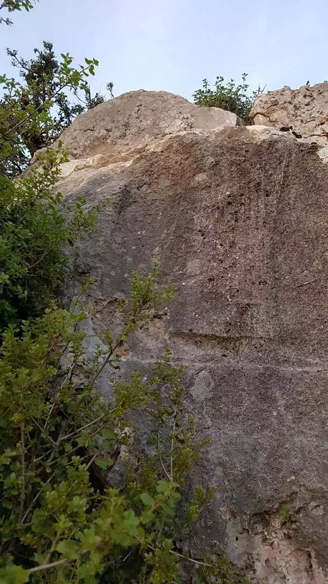 Tarihi rölyef ve tapınağa zarar verildi