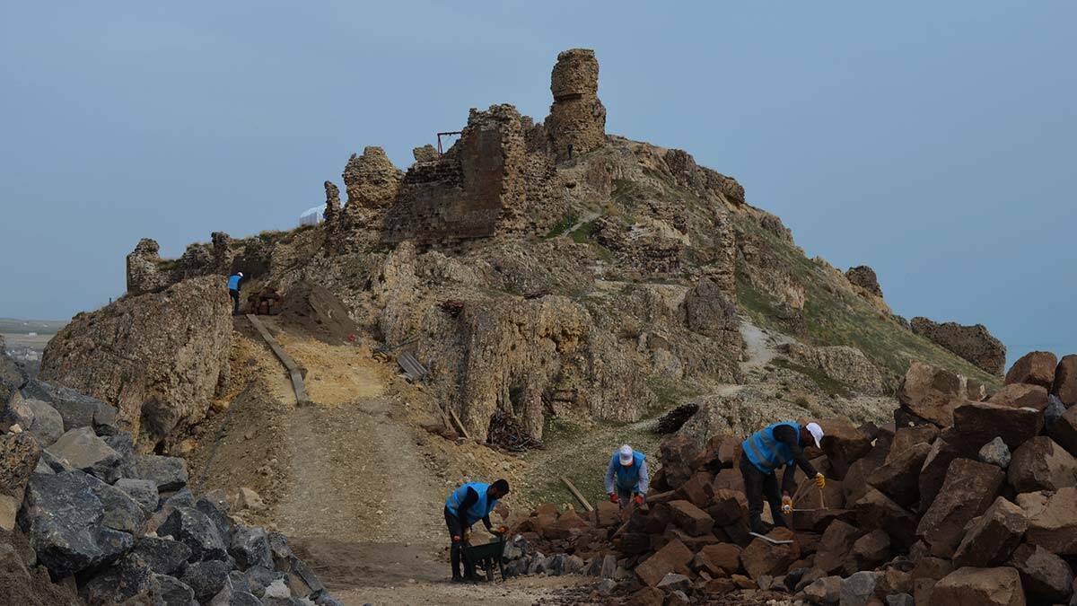 Adilcevaz Kalesi'nde restorasyona başlandı
