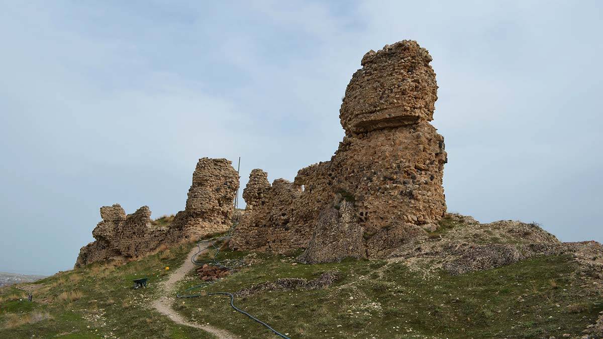 Adilcevaz Kalesi'nde restorasyona başlandı