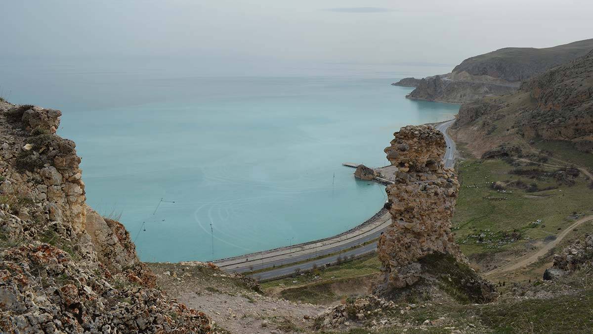 Bitlis'in Adilcevaz ilçesindeki 3 bin yıllık tarihi Adilcevaz Kalesi'nde restorasyon çalışmalarına başlandı.
