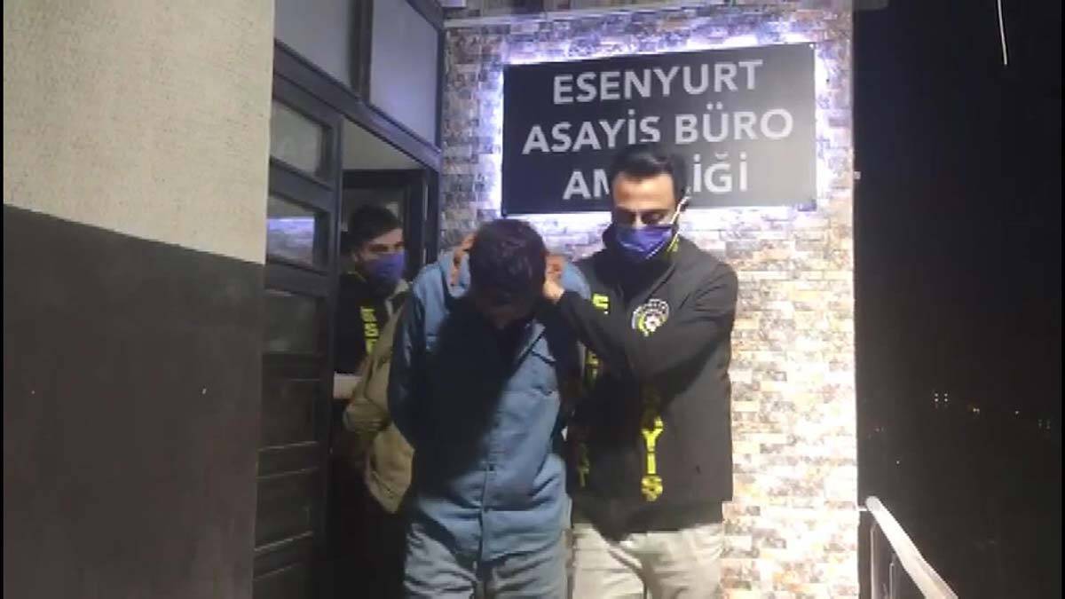 Sırtından bıçaklanıp kaldırımdan atıldı