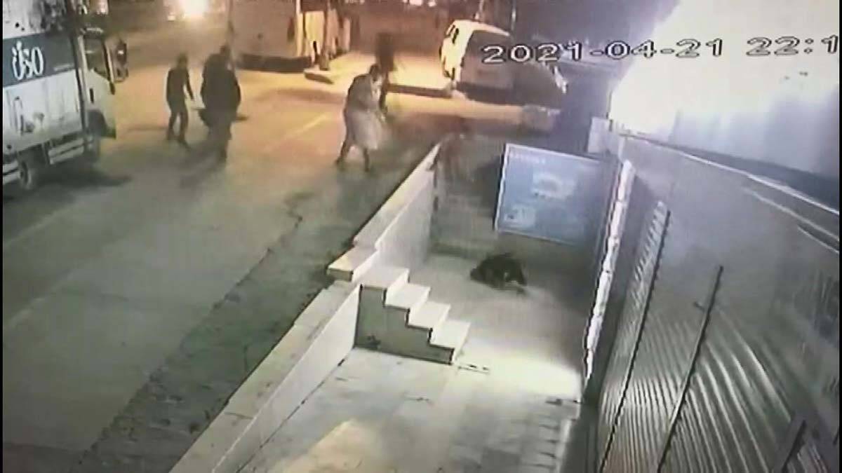 Sırtından bıçaklanıp kaldırımdan atıldı