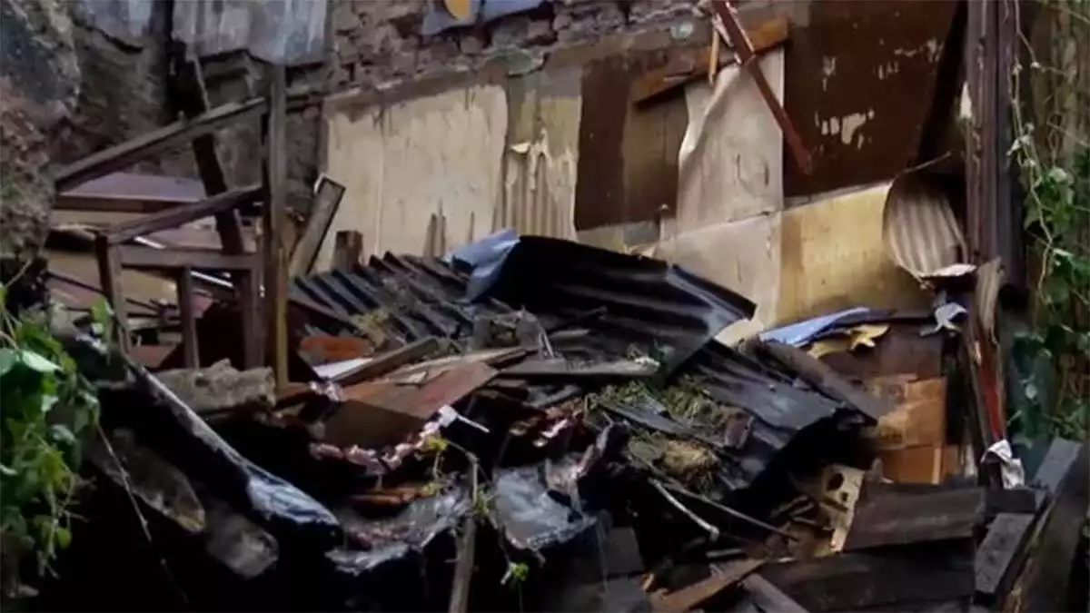 Fatih'te 4 katlı ahşap bina çöktü