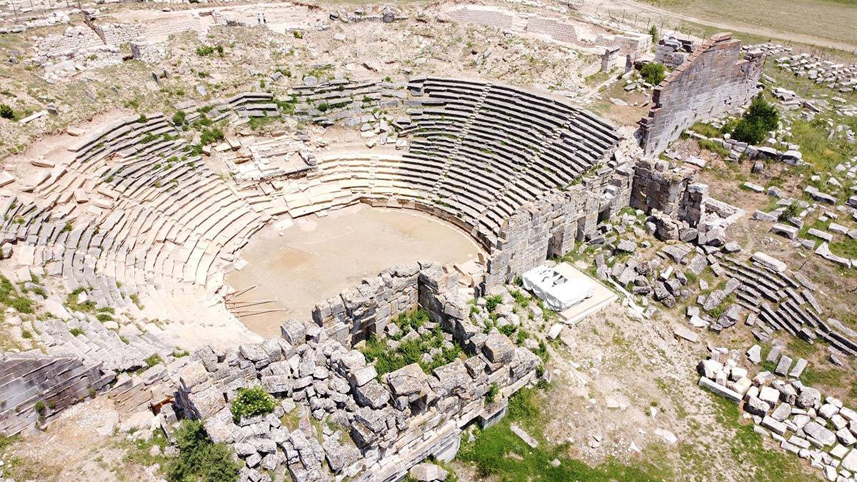 Aizanoi Antik Kenti'nde agora kapısı bulundu