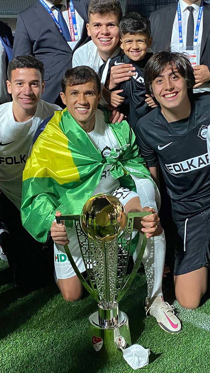 TFF 1'inci Lig'de Altay'ı Play-Off'tan Süper Lig'e taşıyan göreve devam edip etmeyeceği merakla beklenen Altay'da gözler Mustafa Denizli'de.