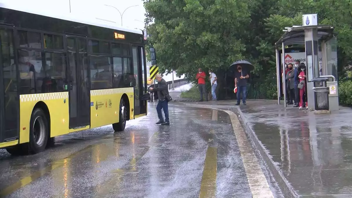 Anadolu yakası haftanın ilk gününe yağmurla başladı