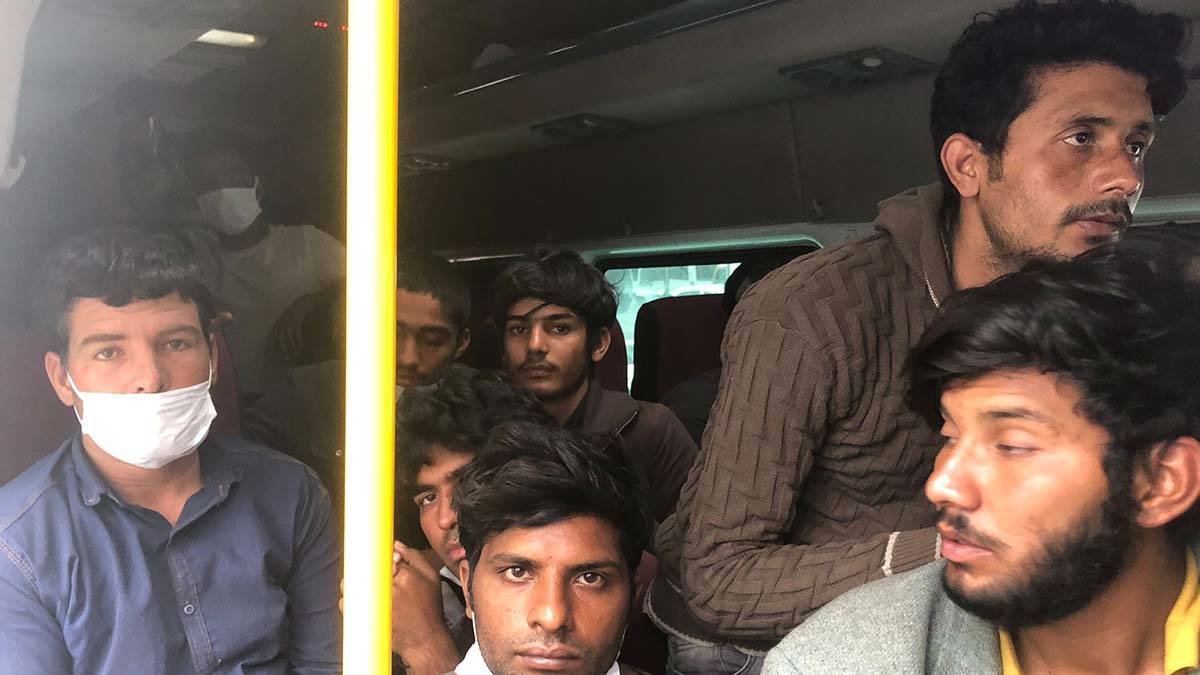 Düzensiz göçmenlerin sınır dışı edileceği, 3 şüphelinin ise adliyeye sevk edileceği öğrenildi.