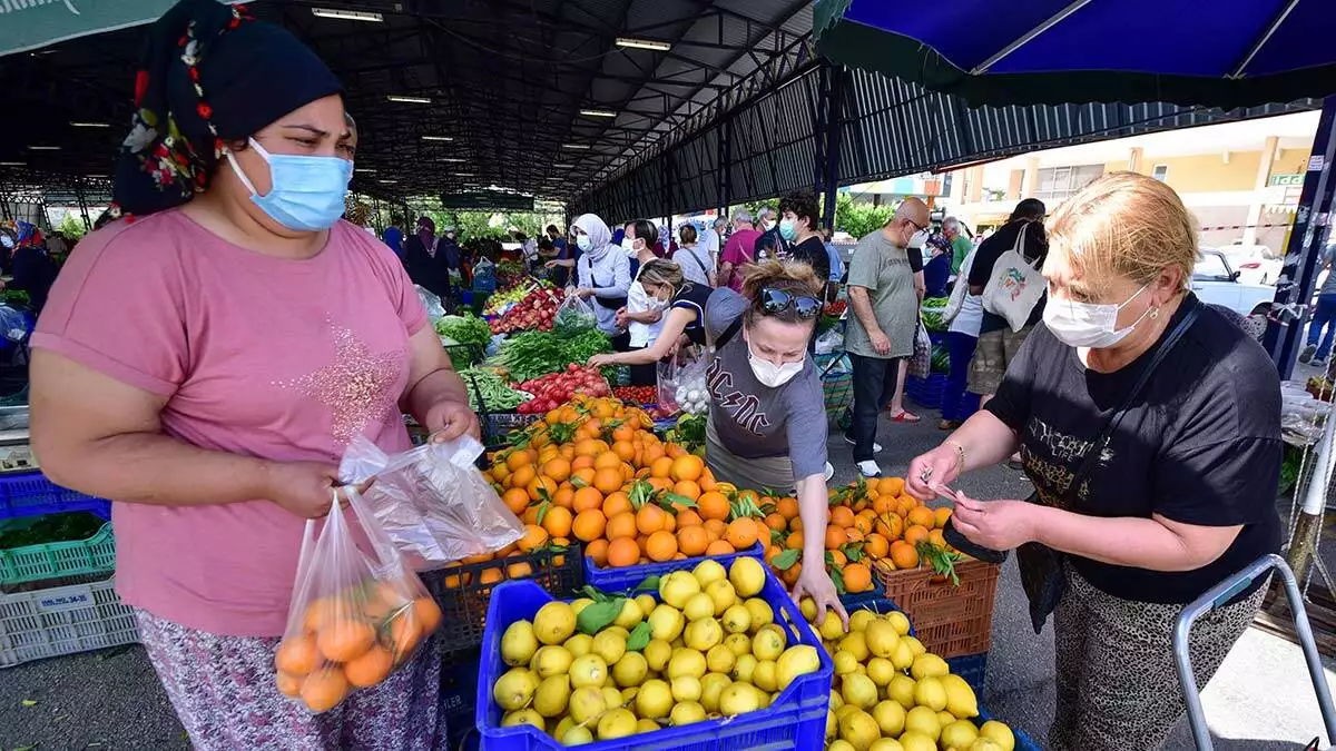 Tam kapanma sürecinde cumartesi günü belirli saatlerde kurulmasına izin verilen antalya pazarlarında taze meyve- sebze almak isteyenlerle doldu.