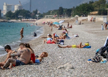 Antalya'da sahil turistlere kaldı