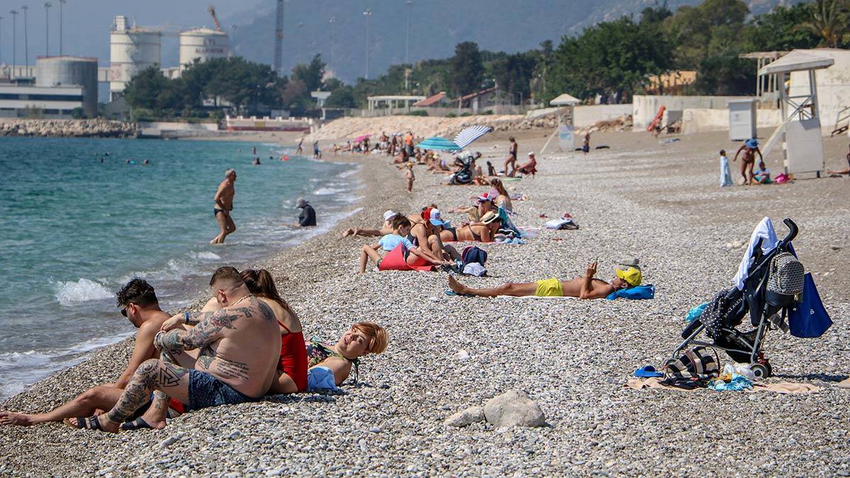 Antalya'da sahil turistlere kaldı