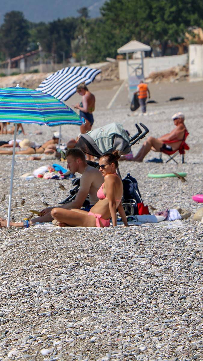 Antalya'da sahil turistlere kaldı