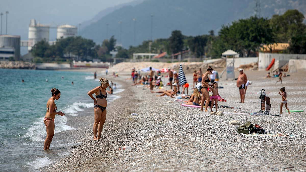Hava sıcaklığının 29, deniz suyu sıcaklığının 17 derece ölçüldüğü Antalya'da turistler, Konyaaltı Plajı'nı doldurdu.