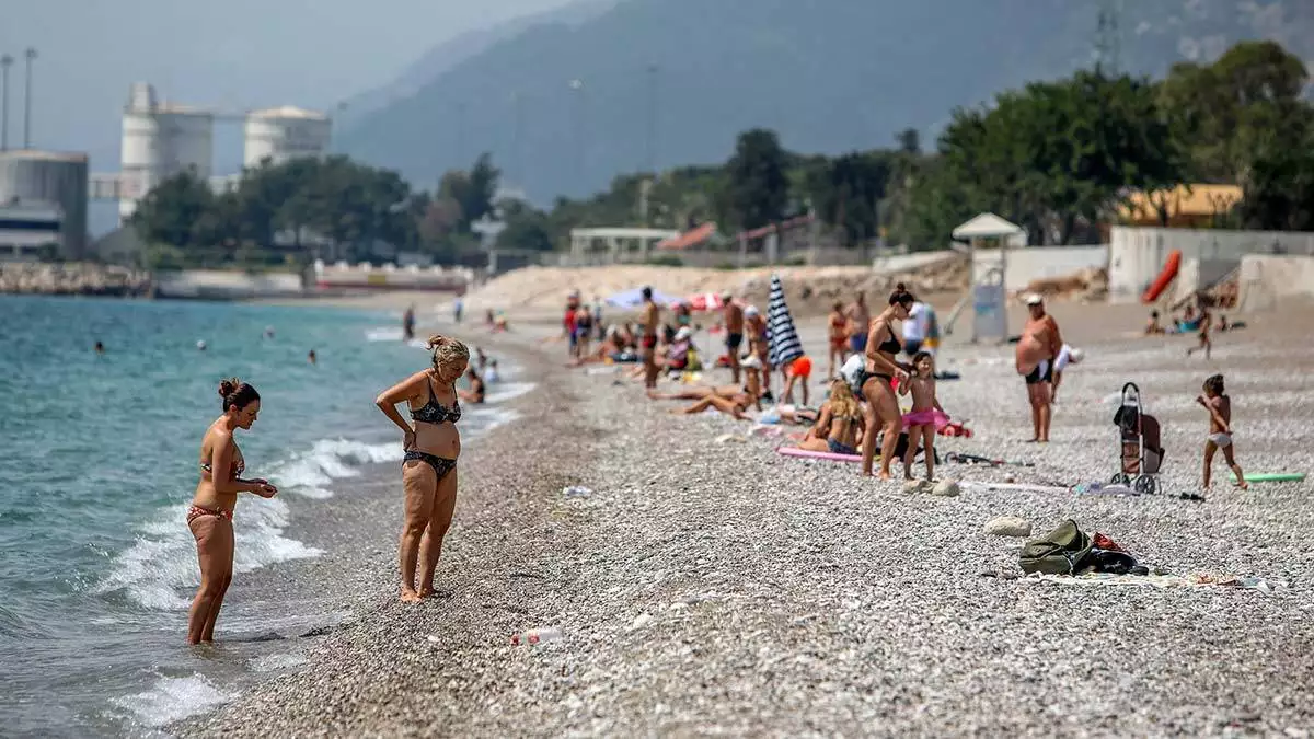 Hava sıcaklığının 29, deniz suyu sıcaklığının 17 derece ölçüldüğü antalya'da turistler, konyaaltı plajı'nı doldurdu.